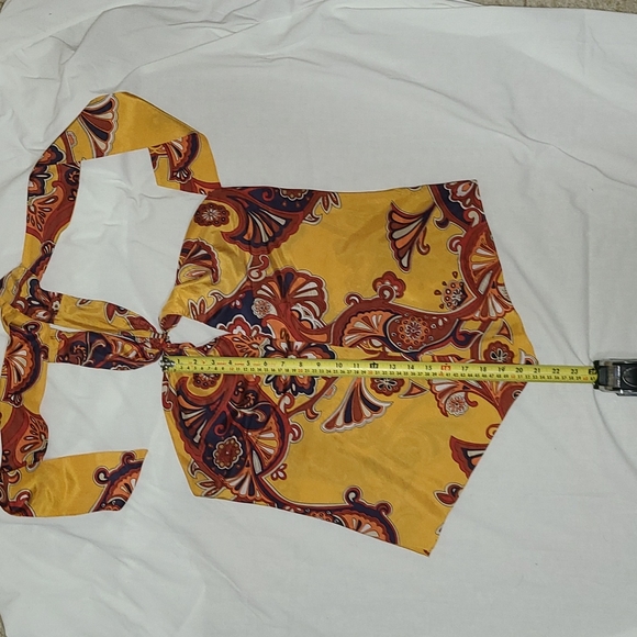 Banana Republic Silk Floral Halter top with keyhole front. Size Large - Picture 6 of 7